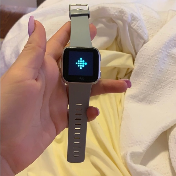 Fitbit Versa - Picture 1 of 4